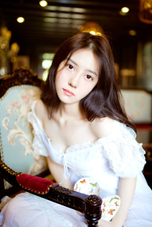 “原来如此。”伏德摇了摇头，苦笑道：“我是谁……我自己都快不记得了，我们这种人，是没有名字，只有代号，我乃夜凰卫，将军也可称我为死间，在来荆州的那一刻，就已经没有准备活着回去。”